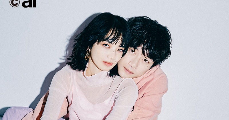 小松菜奈＆坂口健太郎“距離感ゼロ2ショット”7コーデをアイコニックに