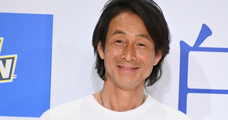 吉田栄作、結婚後初の公の場 “白T”ドレッサー受賞に笑顔「妻の手料理で