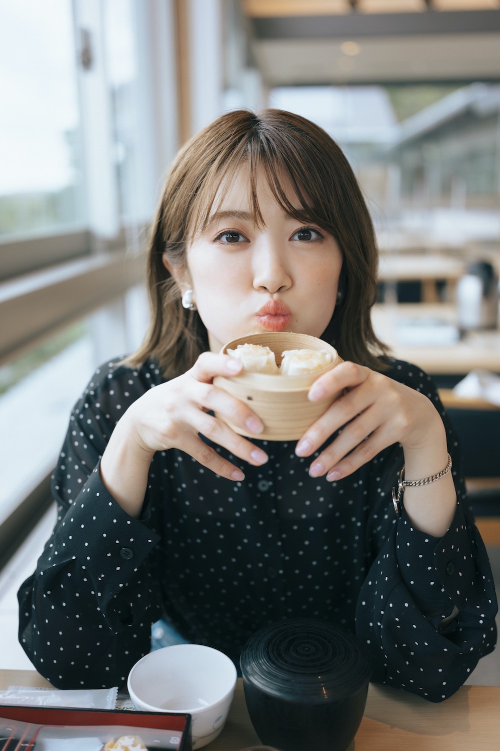 乃木坂46樋口日奈、京都でもぐもぐする“#もぐちま”に反響 写真集先行カット公開 | ORICON NEWS