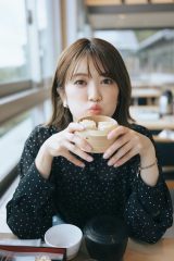 乃木坂46樋口日奈、透けニットから美しい曲線のボディライン