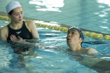 映画『はい、泳げません』(6月公開決定)水に顔をつけられない雄司(長谷川博己)に水泳を教えるコーチの薄原静香(綾瀬はるか) (C)2022「はい、泳げません」製作委員会 