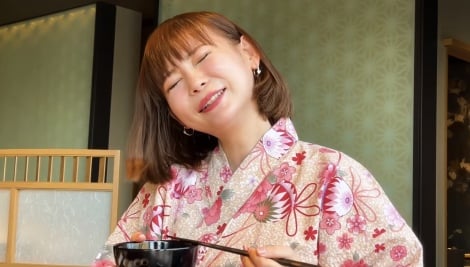 鮮やかな浴衣姿で食事を満喫する中川翔子（YouTubeより、事務所許諾済み） 