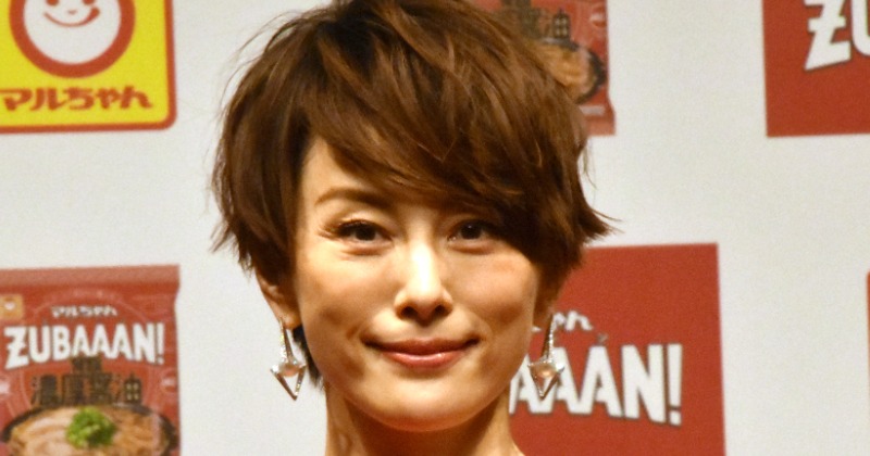 米倉涼子、美は心身の健康から「リラックスも大事」 赤ドレスで美脚