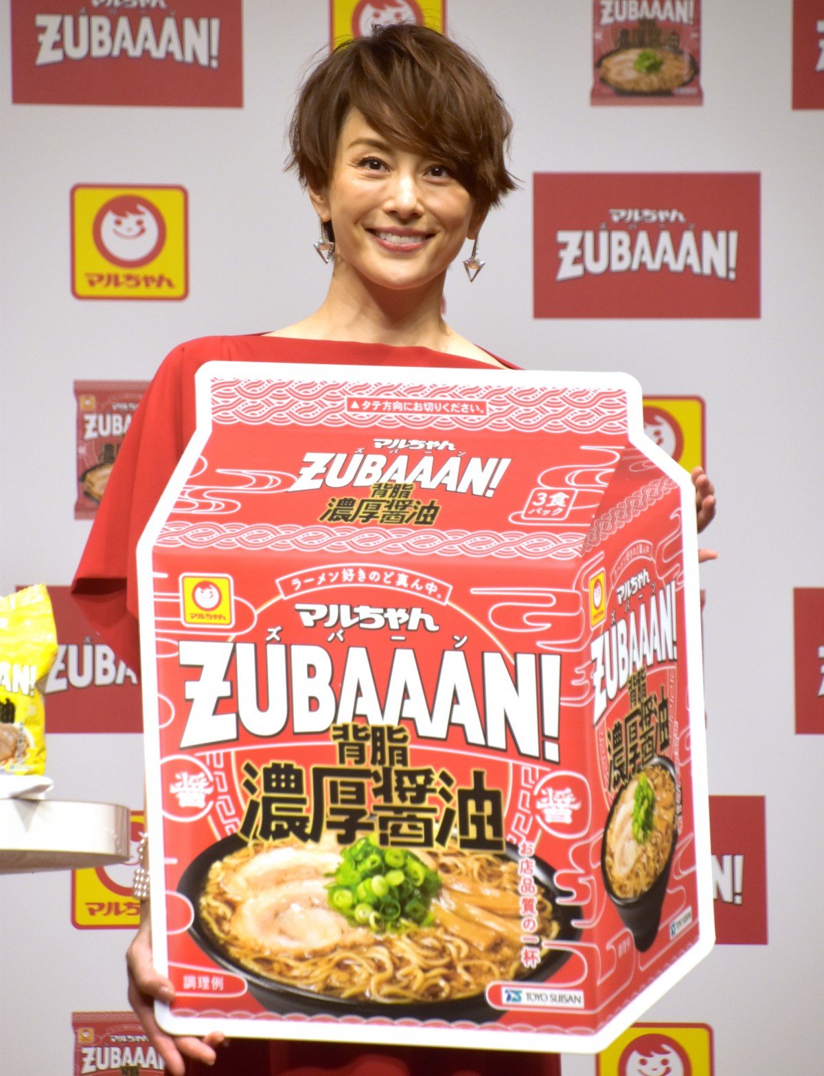 米倉涼子、美は心身の健康から「リラックスも大事」 赤ドレスで美脚