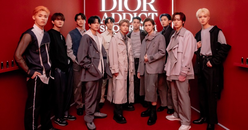 INI、真っ赤な世界観でモノトーンまとう ディオール「アディクト