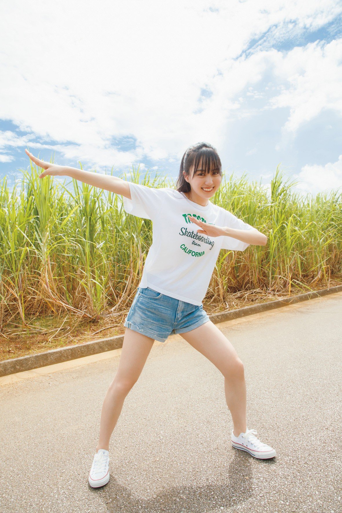 乃木坂46賀喜遥香、さとうきび畑で「カッキーン！」ポーズ 写真集先行カット第2弾 | ORICON NEWS