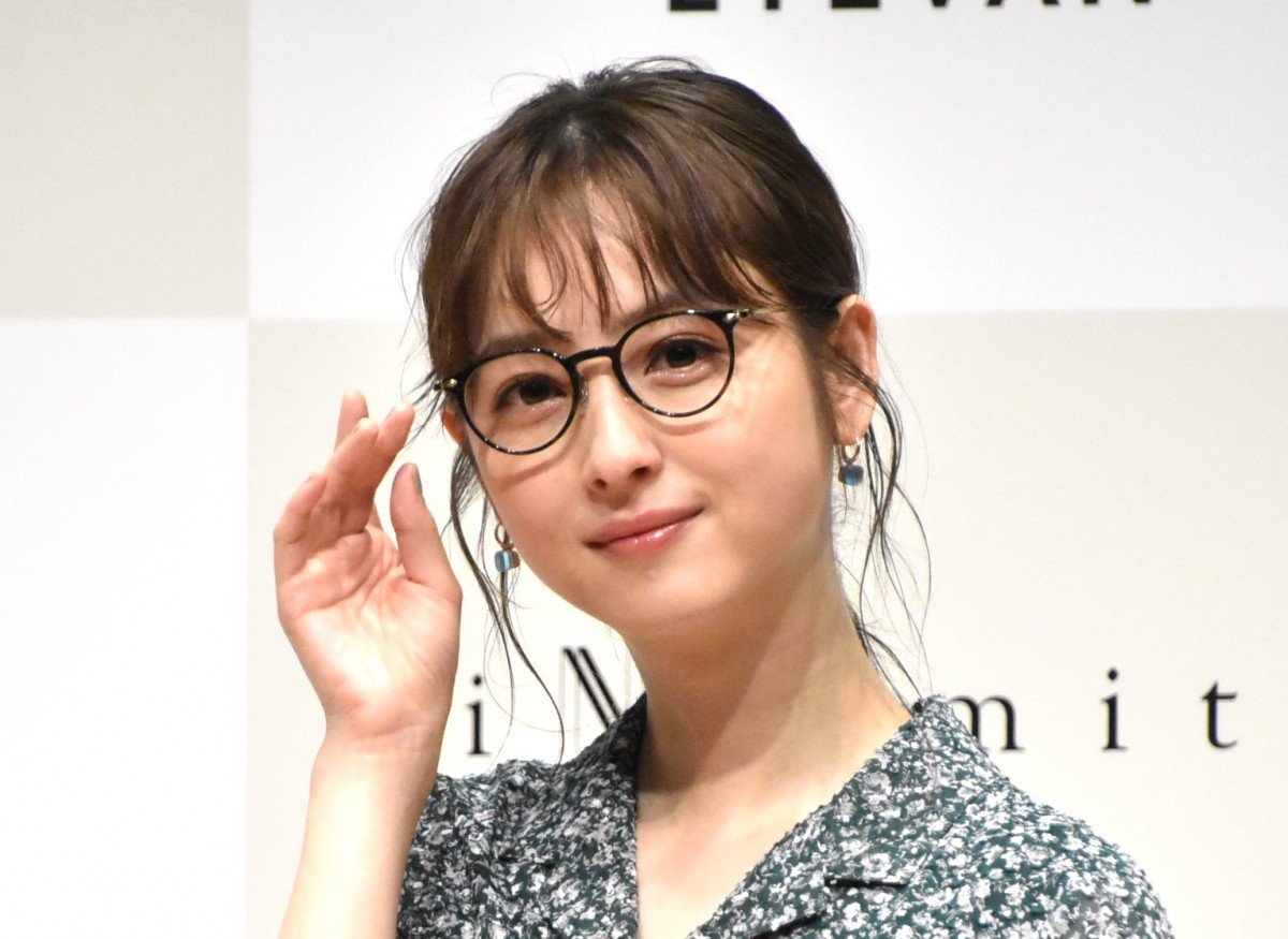 佐々木希、メガネ姿でさわやかな笑顔 10代の頃から愛用「アイウェアは