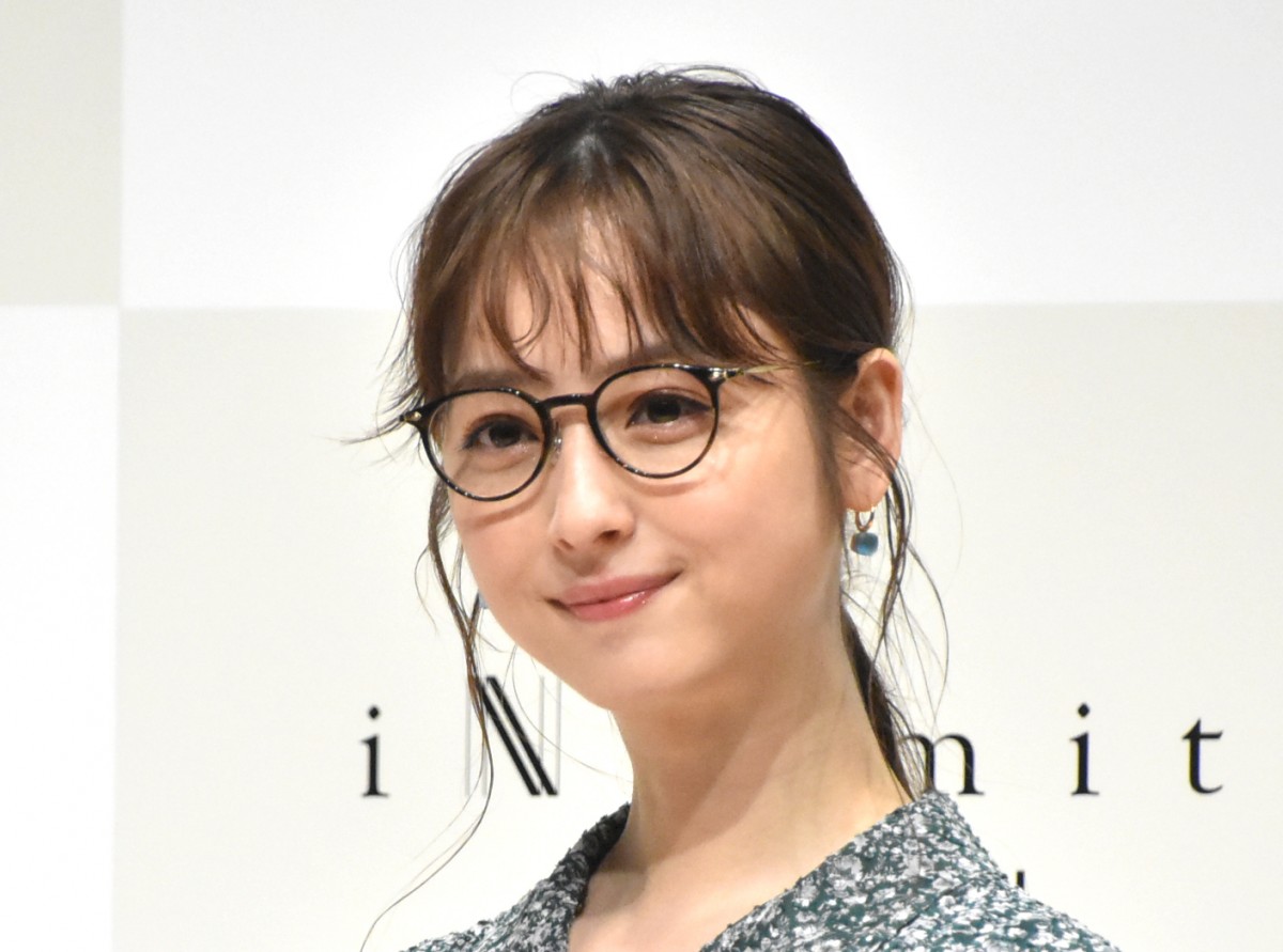 佐々木希、メガネ姿でさわやかな笑顔 10代の頃から愛用「アイウェアはファッションの一部」 | ORICON NEWS