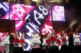 サプライズゲストのNGT48(赤衣装)と「Maxとき315号」で共演「Maxとき315号」=『HKT48 LIVE TOUR 2022〜Under the Spotlight〜』初日公演より(C)Mercury 