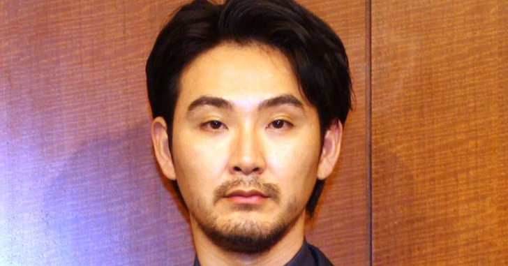 息子誕生の松田龍平 我が子の成長報告 いい感じにミルクを飲みまくっております 約1年ぶりインスタ投稿 Oricon News