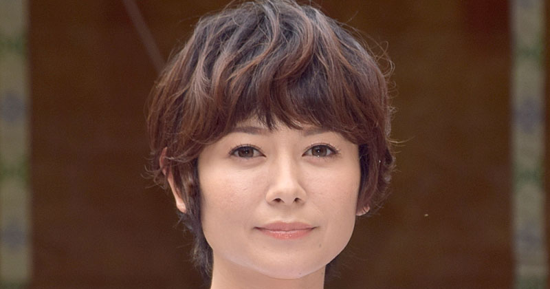 真木よう子 ボサボサヘア で長女の入学式へ カッコイイお母さん 風強かったんですね笑 Oricon News