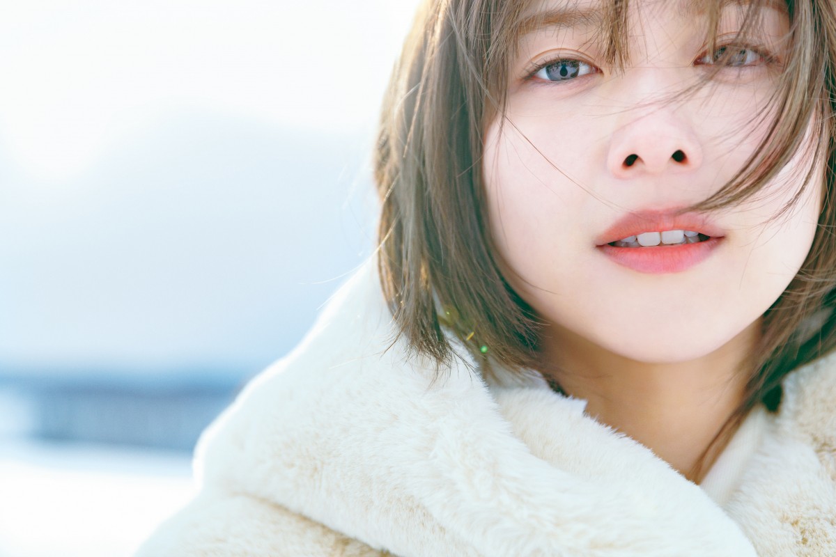 櫻坂46渡邉理佐、卒業記念本の秘蔵カット先行公開 同期3人との2