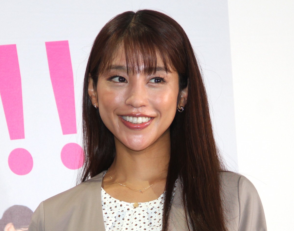 岡副麻希、結婚後初の公の場で笑顔「ぞっこんです！」 パジャマスーツ姿お披露目 | ORICON NEWS