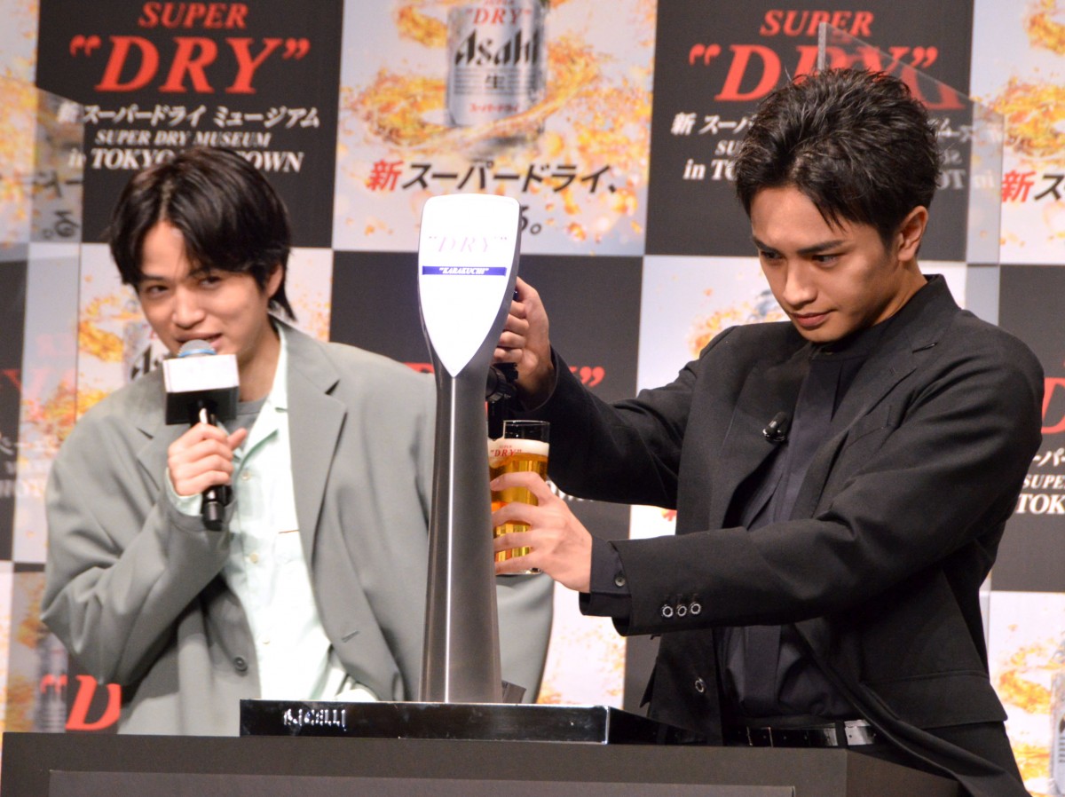 中島健人＆菊池風磨、ビール注ぎ対決で“セクシー”連発「ずっと夜