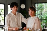 『恋なんて、本気でやってどうするの？』第2話に出演する（左から）松村北斗、広瀬アリス（C）カンテレ 