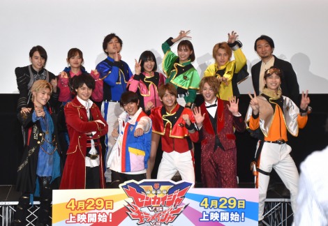 Vシネクスト『機界戦隊ゼンカイジャーVSキラメイジャーVSセンパイジャー』舞台あいさつに参加した（前列左から）増子敦貴、小澤亮太、駒木根葵汰、小宮璃央、伊藤あさひ、庄司浩平、（後列左から）世古口凌、森日菜美、水石亜飛夢、工藤美桜、新條由芽、木原瑠生、山口恭平監督 （C）ORICON NewS inc. 