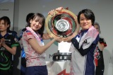 『朝日新聞Mリーグ2021-22』の優勝シャーレを持つKADOKAWAサクラナイツの(左から)岡田紗佳、内川幸太郎(C)Mリーグ 