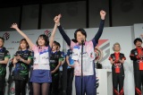 『朝日新聞Mリーグ2021-22』に優勝したKADOKAWAサクラナイツの(左から)岡田紗佳、内川幸太郎(C)Mリーグ 