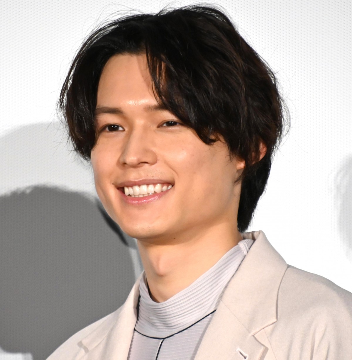 松村北斗、“髪の悩み”を告白 磯村勇斗にお茶目な姿見せ「恥ずかしい ...