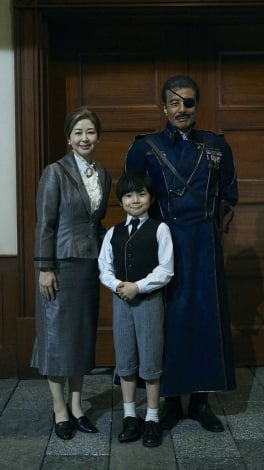 ブラッドレイ親子の微笑ましい家族写真（C）2022 荒川弘/SQUARE ENIX（C）2022 映画「鋼の錬金術師2&3」製作委員会 