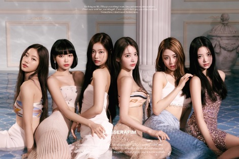 LE SSERAFIM初ミニアルバム『FEARLESS』2番目のコンセプト「Vol.2 BLUE CHYPRE」公開（写真左から）カズハ、キム・チェウォン、キム・ガラム、サクラ（宮脇咲良）、ホ・ユンジン、ホン・ウンチェ 