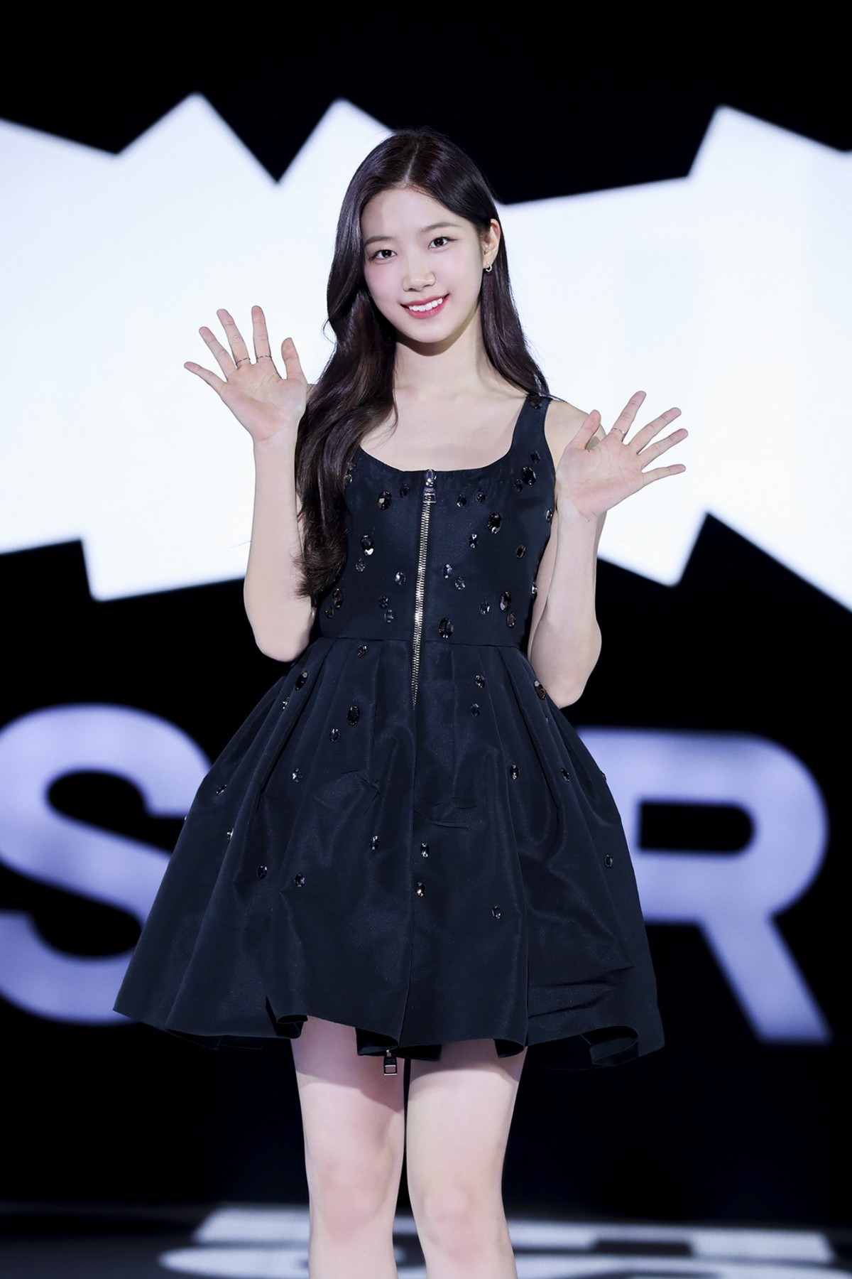 アイドル LE SSERAFIM 元IZ*ONEの宮脇咲良も！HYBE初のグループ、LE SSERAFIM（ル