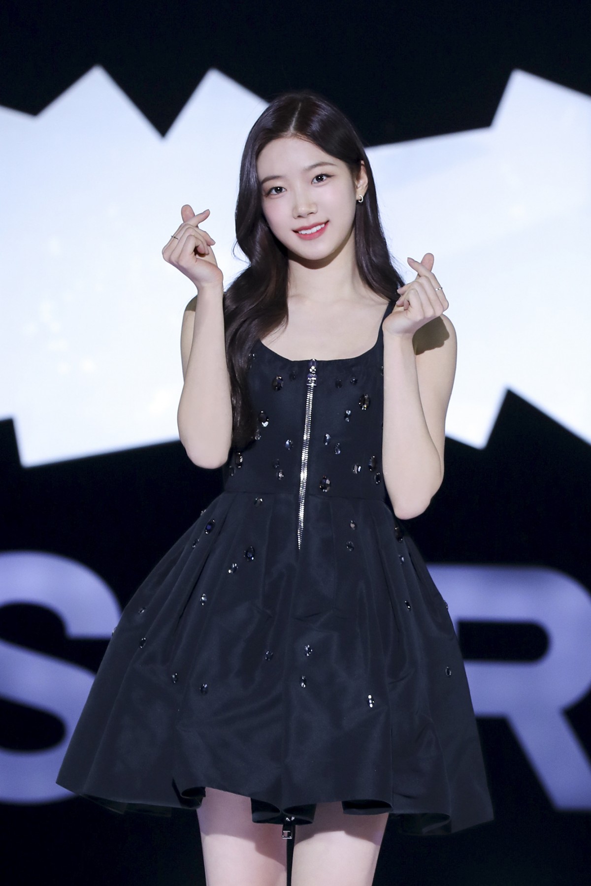 アイドル LE SSERAFIM HYBE初のガールズグループ LE SSERAFIM、初ミニアルバム