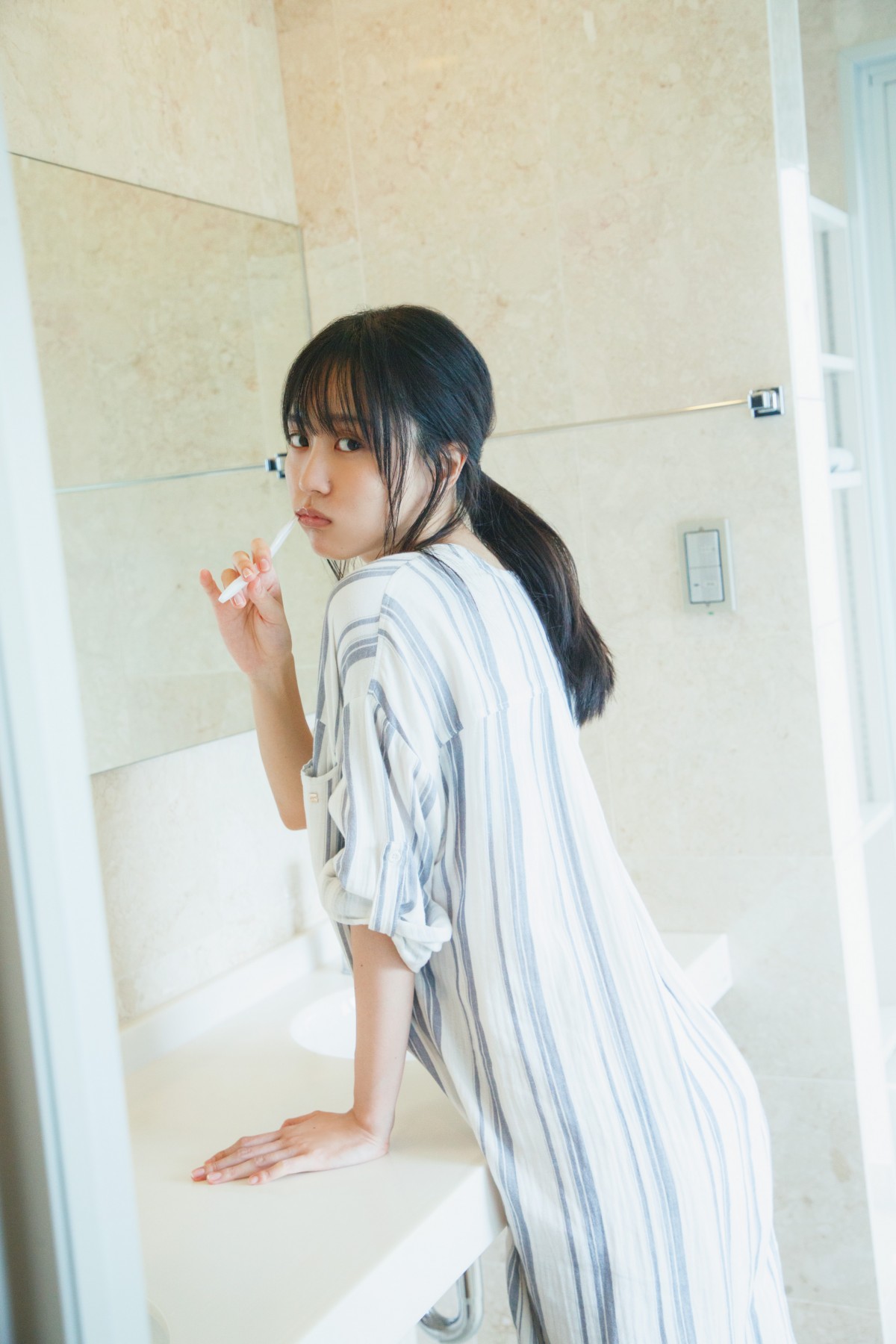 画像・写真 | 乃木坂46賀喜遥香、紺の水着でキュートな笑顔 写真集の