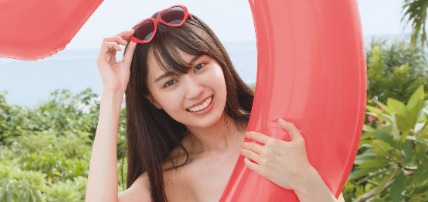 乃木坂46賀喜遥香、紺の水着でキュートな笑顔 写真集の封入特典1種が