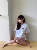 「中川翔子写真集ミラクルミライオフショットまつり!mmtsのTシャツ、写真集と共にずっと残るの嬉しい」(写真はツイッターより、事務所許諾済み) 
