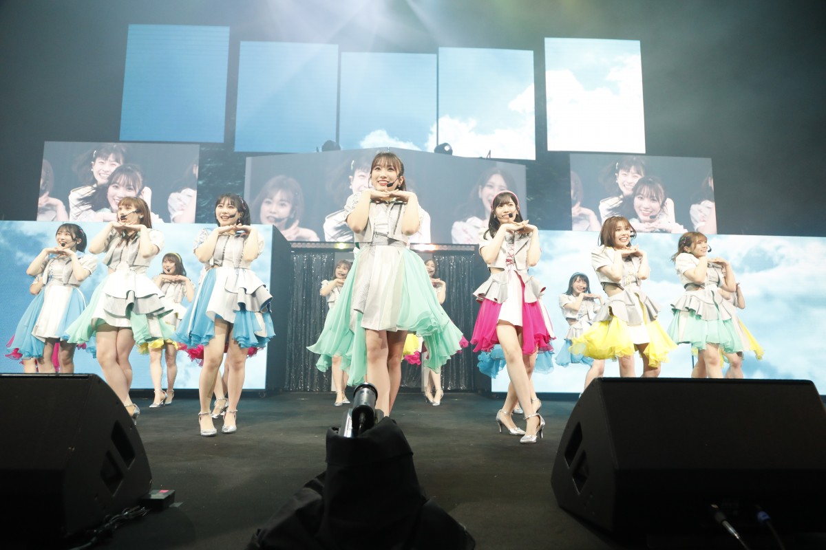 HKT48、6期生18人をお披露目 15thシングル「ビーサンはなぜ