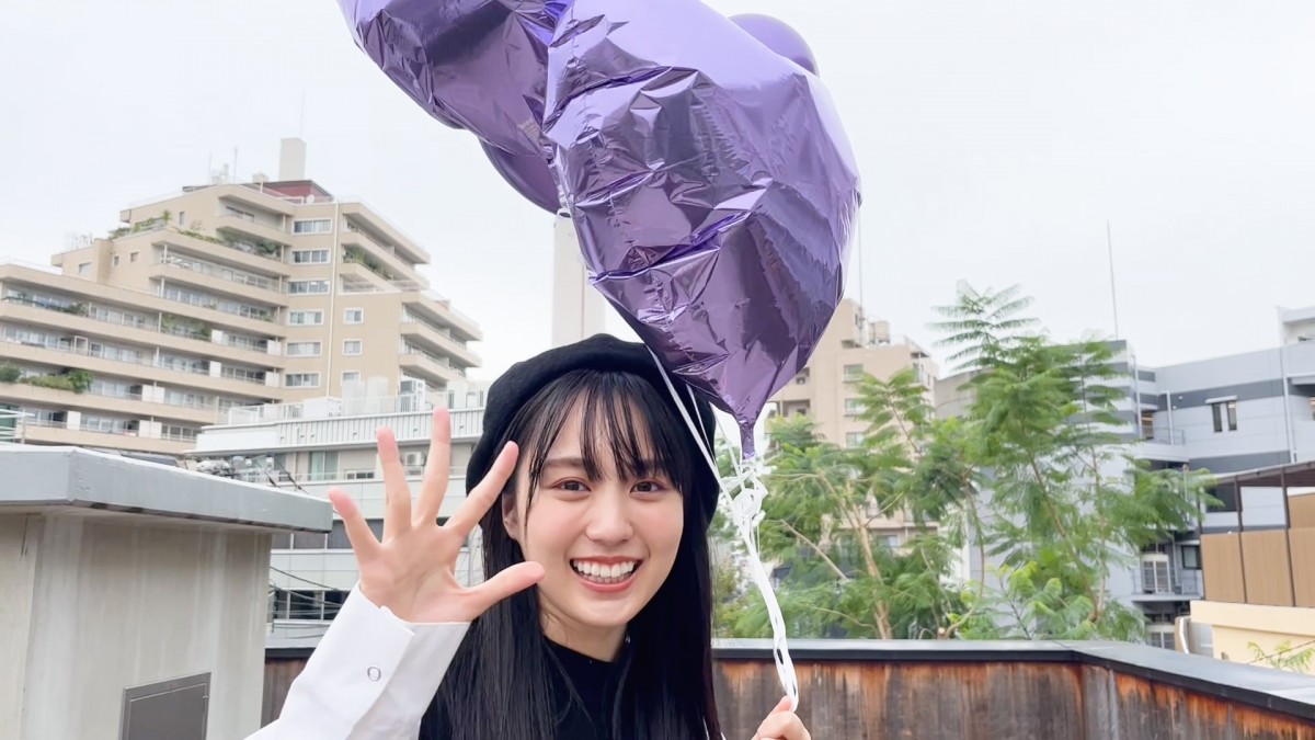 アイコラ 賀喜遥香 画像・写真 | 乃木坂46賀喜遥香、制服姿で髪を乱しながら全力疾走 “初版16万部”写真集から先行カット 22枚目 | ORICON NEWS