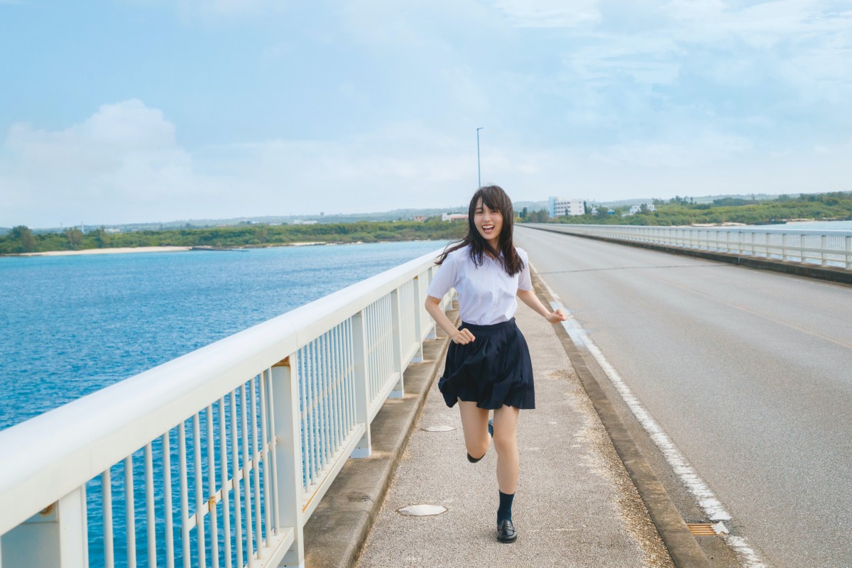 乃木坂46賀喜遥香、制服姿で髪を乱しながら全力疾走 “初版16万部