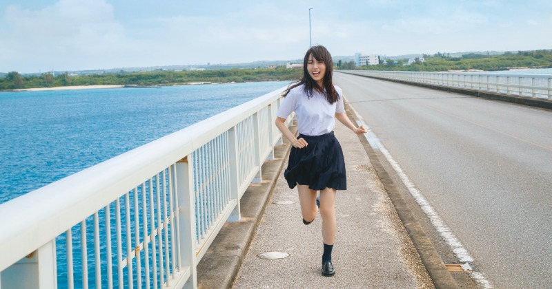 乃木坂46賀喜遥香、制服姿で髪を乱しながら全力疾走 “初版16万部