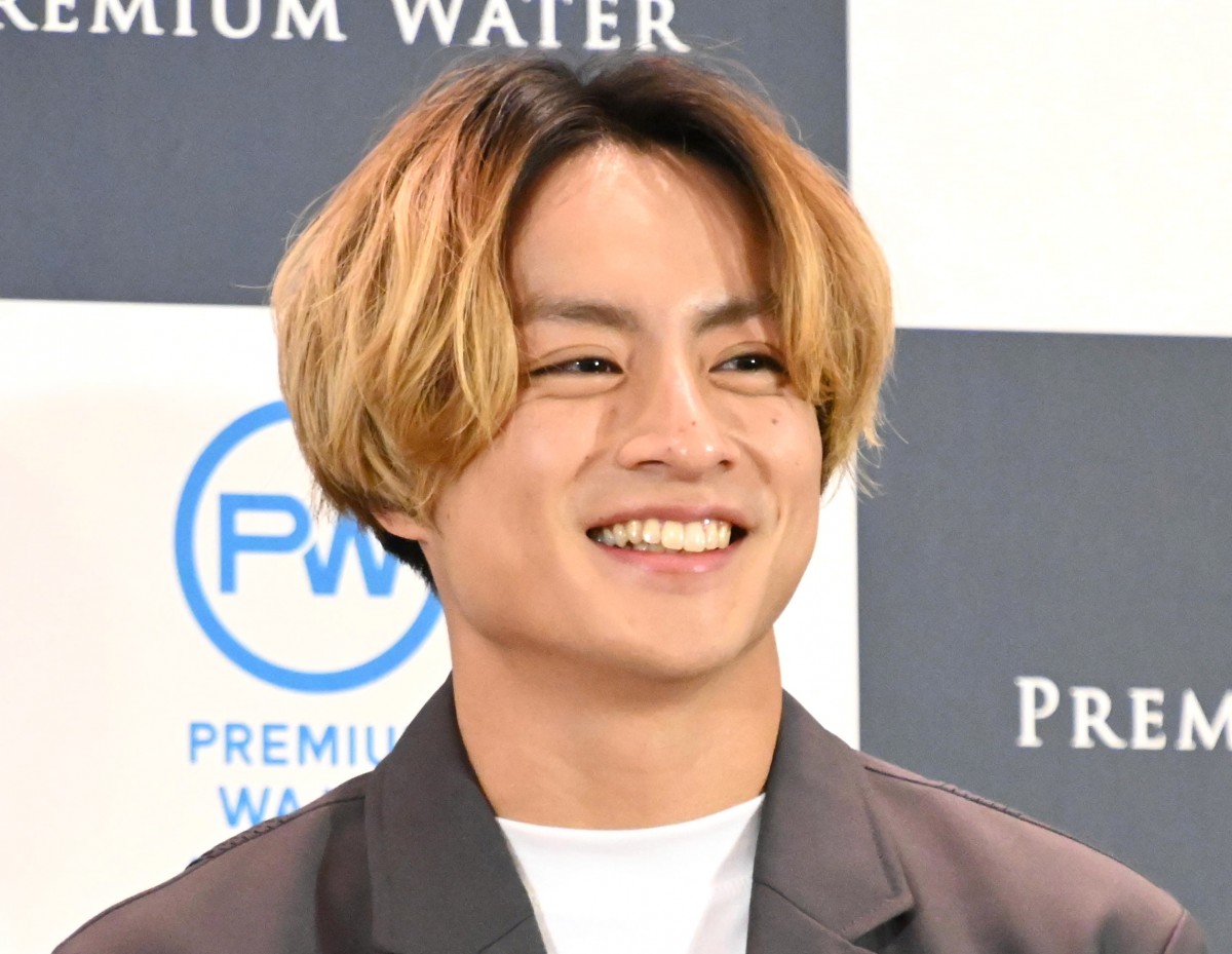 白濱亜嵐、1日に水3リットル飲むこだわり「ライブでは浴びるよう