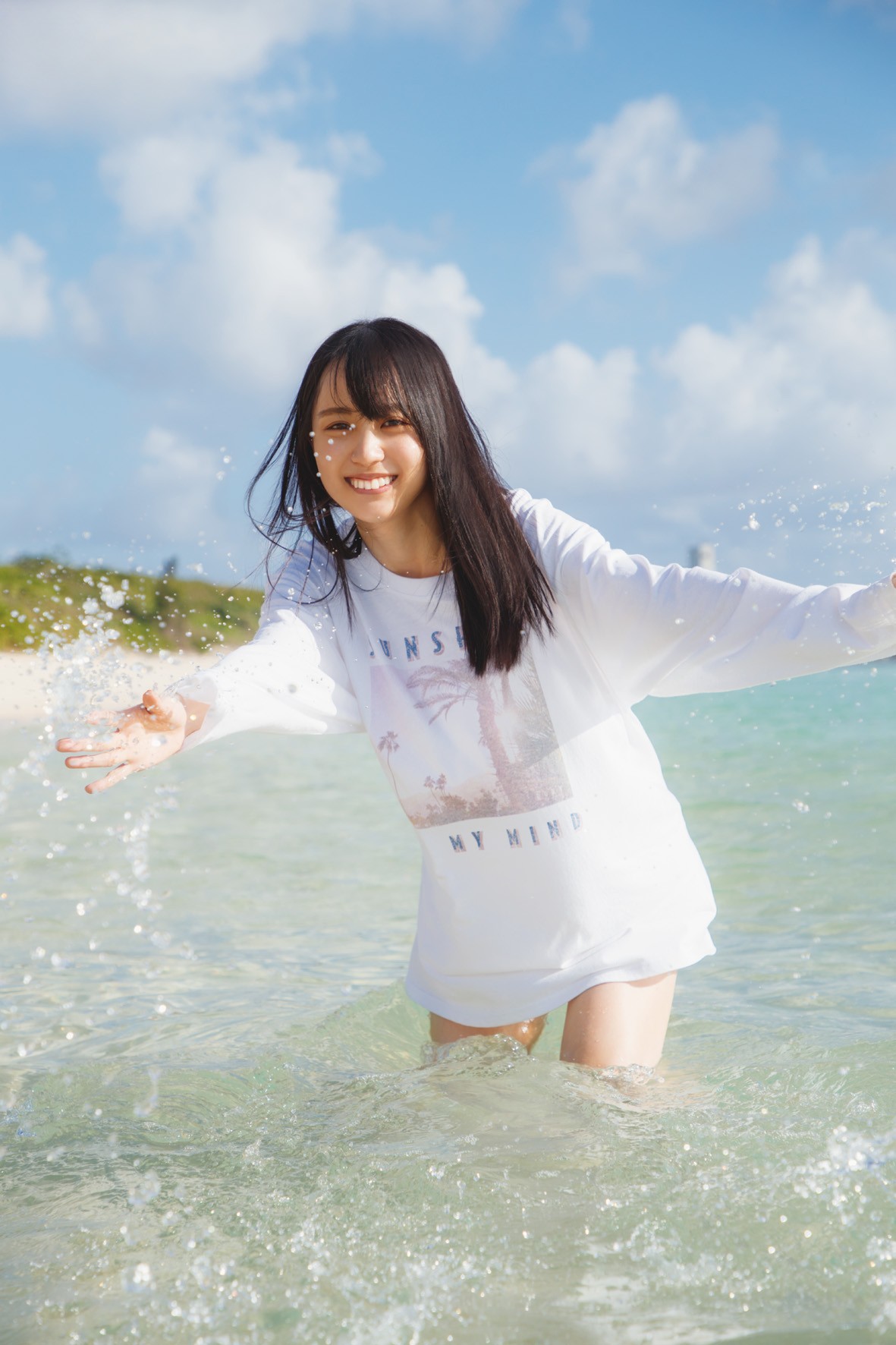 画像・写真 | 乃木坂46賀喜遥香、海ではしゃぐ水着透けカット 写真集の