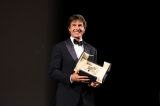 「第75回カンヌ国際映画祭」から名誉パルム・ドールを贈られたトム・クルーズ。ジョルジオ アルマーニの王道タキシードスーツで登壇(C)Getty Images 