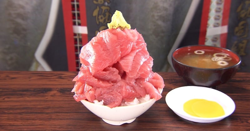 オモウマい店丼&公式本 本ガツオ＆キハダマグロ…25切れ 1600円の“ボリューミーな丼”が