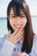 乃木坂46賀喜遥香、ソファに寝転び素の笑顔 18万部写真集の封入特典が