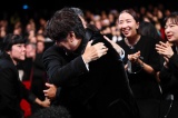 「第75回カンヌ国際映画祭」韓国人俳優として初の最優秀男優賞を受賞したソン・ガンホと熱い抱擁を交わす是枝裕和監督 