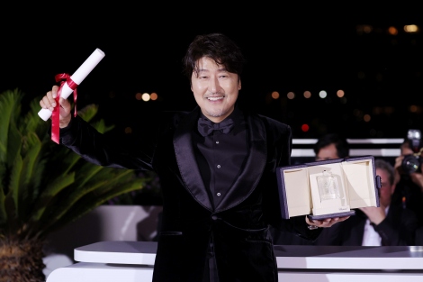 「第75回カンヌ国際映画祭」韓国人俳優として初の最優秀男優賞を受賞したソン・ガンホ 