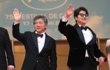 是枝裕和監督(左)の『ベイビー・ブローカー』で「第75回カンヌ国際映画祭」韓国人俳優として初の最優秀男優賞を受賞したソン・ガンホ(右) 