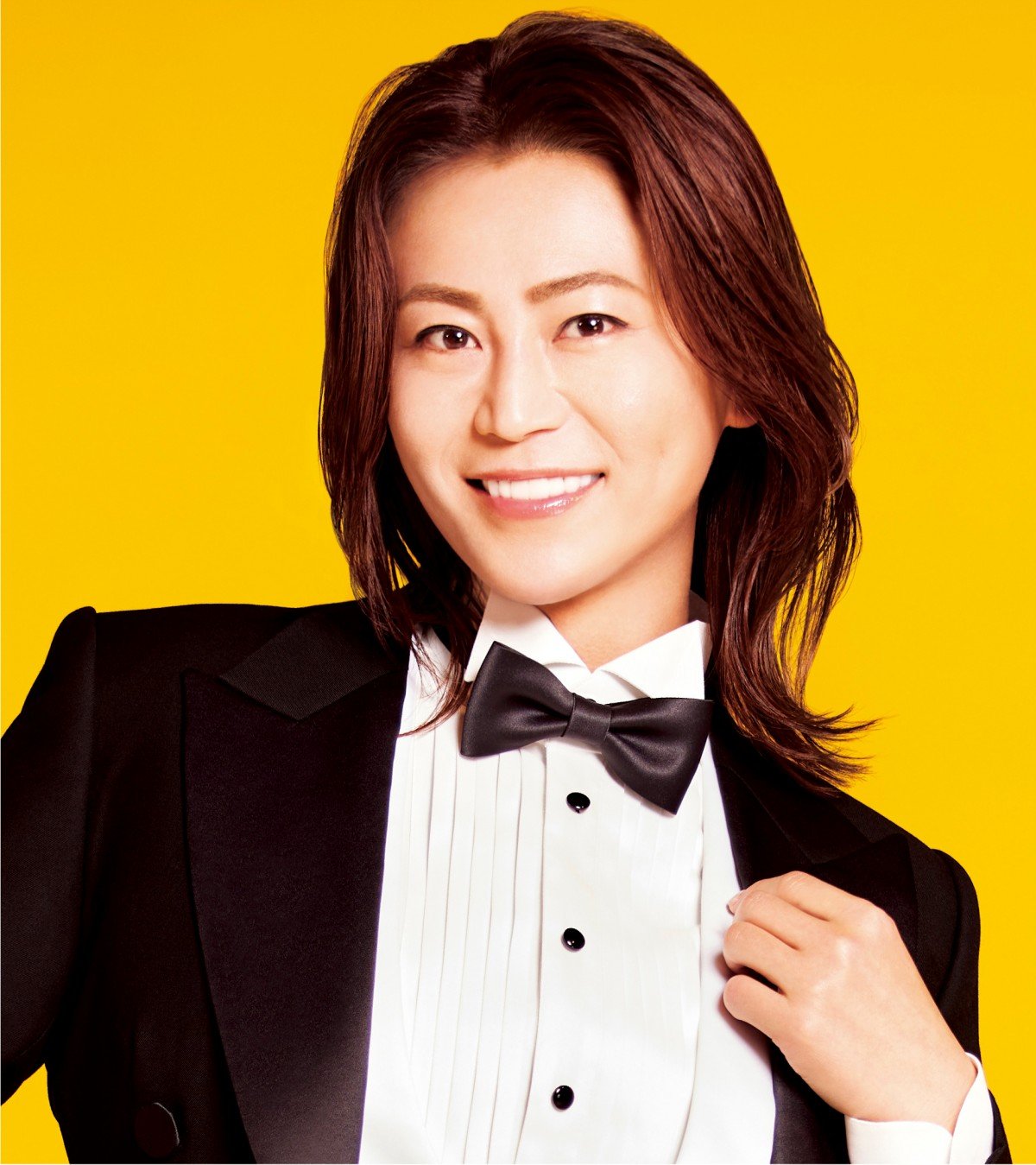 氷川きよし、タキシード姿でサラサラヘアをなびかせる 写真集付きの新