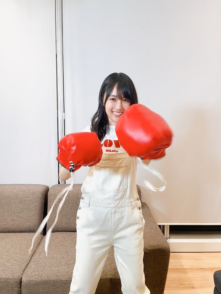 乃木坂46賀喜遥香、ベッドでほほ笑むランジェリーカット公開 1st