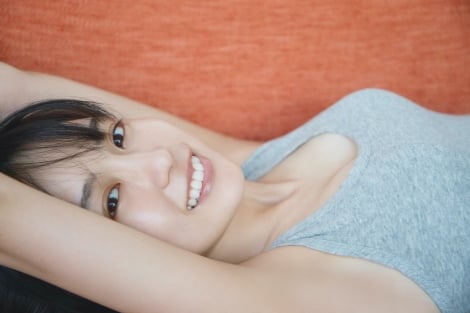 画像・写真 | 乃木坂46賀喜遥香、ベッドでほほ笑むランジェリーカット 