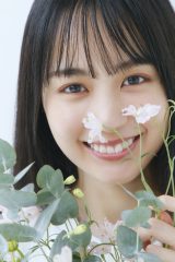 乃木坂46賀喜遥香、ベッドでほほ笑むランジェリーカット公開 1st