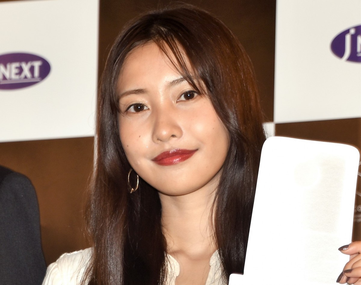 佐野ひなこ　ミニスカ 佐野ひなこ、超ミニで太ももあらわ「ウェア姿はマスターズ級です」「惚れました」 | ORICON NEWS