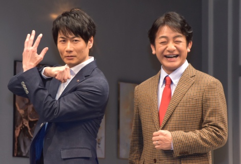 変身ポーズを披露する戸次重幸（左）と片岡愛之助=舞台『奇人たちの晩餐会』公開ゲネプロ＆取材会（C）ORICON NewS inc. 