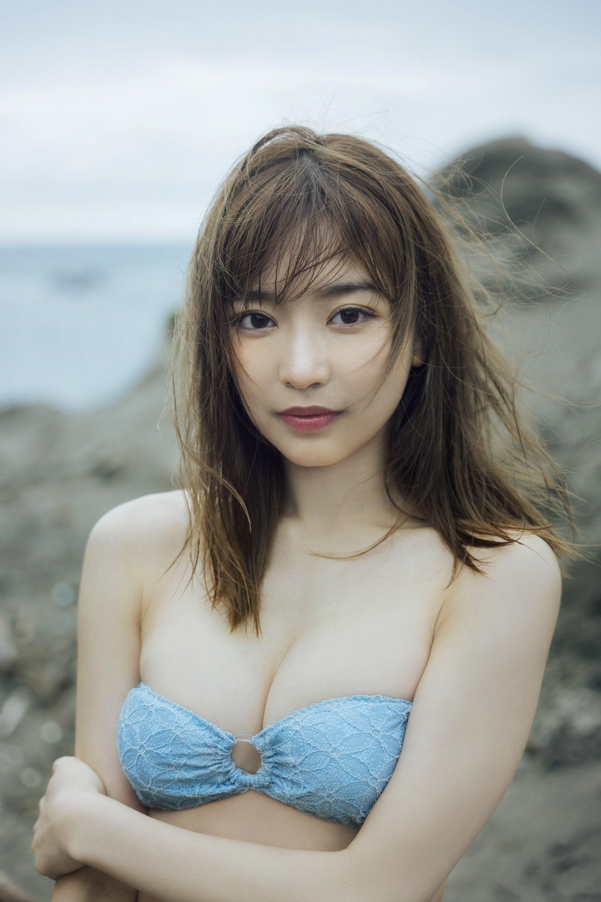 ババババンビ吉沢朱音、大雨＆寒風も「気合で頑張りました」ソログラビア秘蔵カット到着 | ORICON NEWS