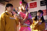 「若いってすばらしい/私のママは2個結び」のトーク&ミニライブ&サイン会イベントを行った(左から)丸山礼、ゴリエ、桜井美里 